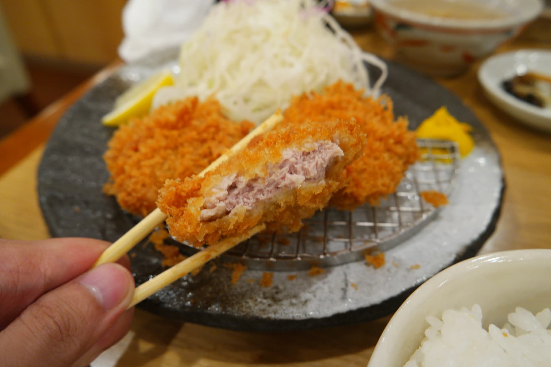 చాప్‌స్టిక్స్‌తో ఎత్తిన ఏజ్డ్ టోంకాట్సులో కనిపించే రసం | 하이제이에스비