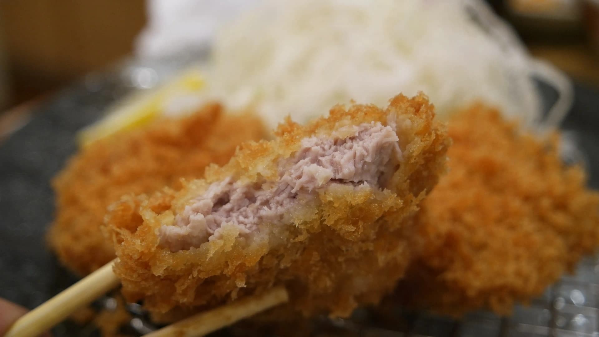 గులాబీ రంగు కనిపించే ఏజ్డ్ టోంకాట్సు కట్ సెక్షన్ క్లోజ్‌అప్ | 하이제이에스비