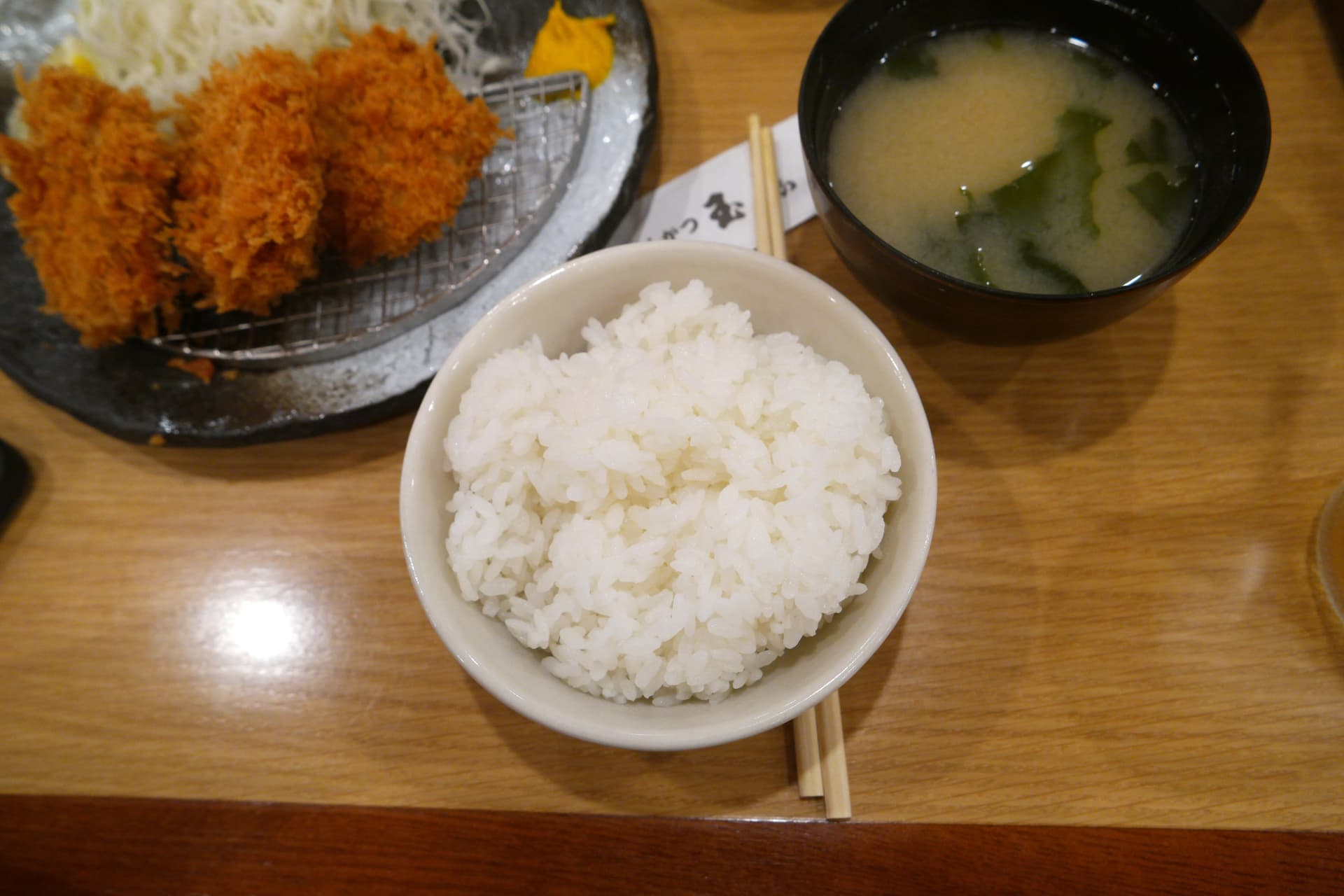 నువ్వుల సాస్‌లో ముంచి తింటున్న ఏజ్డ్ టోంకాట్సు దృశ్యం | 하이제이에스비