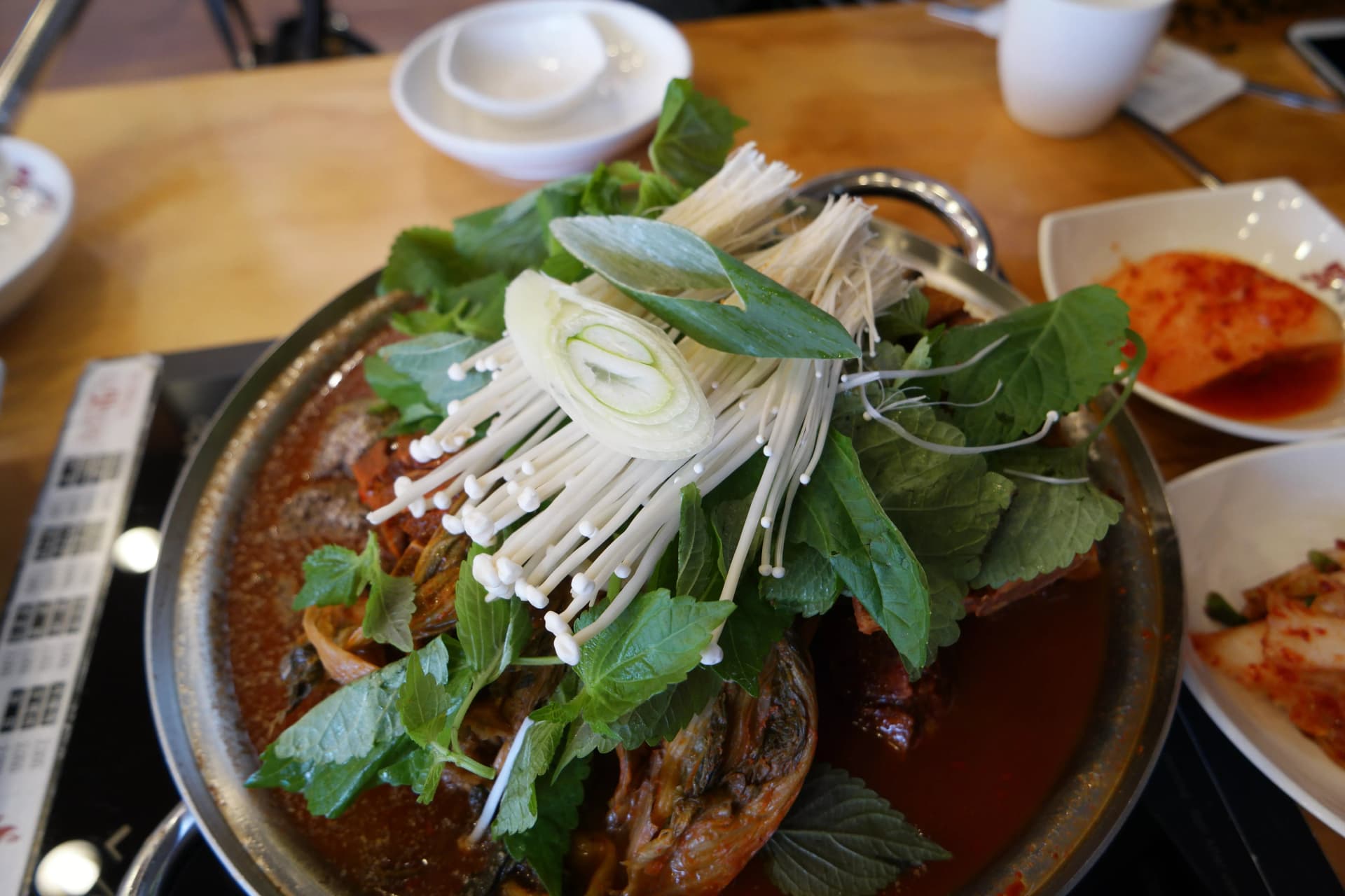 Vilany gamjatang mbola tsy mafana — ravim-perilla, holatra enoki, ary anivonano mitsangana toy ny tilikambo ambonin'ny soup mena | 하이제이에스비