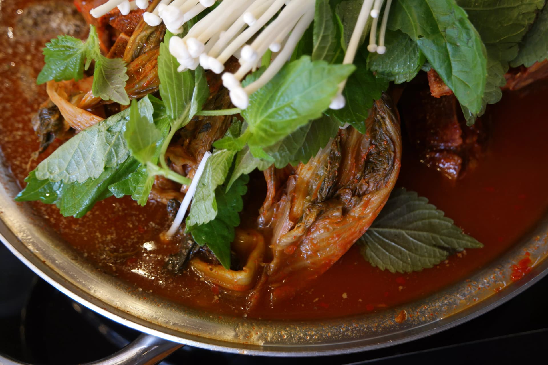 Sary akaiky ny gamjatang — siraghi, ravim-perilla, ary holatra enoki ao anatin'ny soup mena lalina | 하이제이에스비