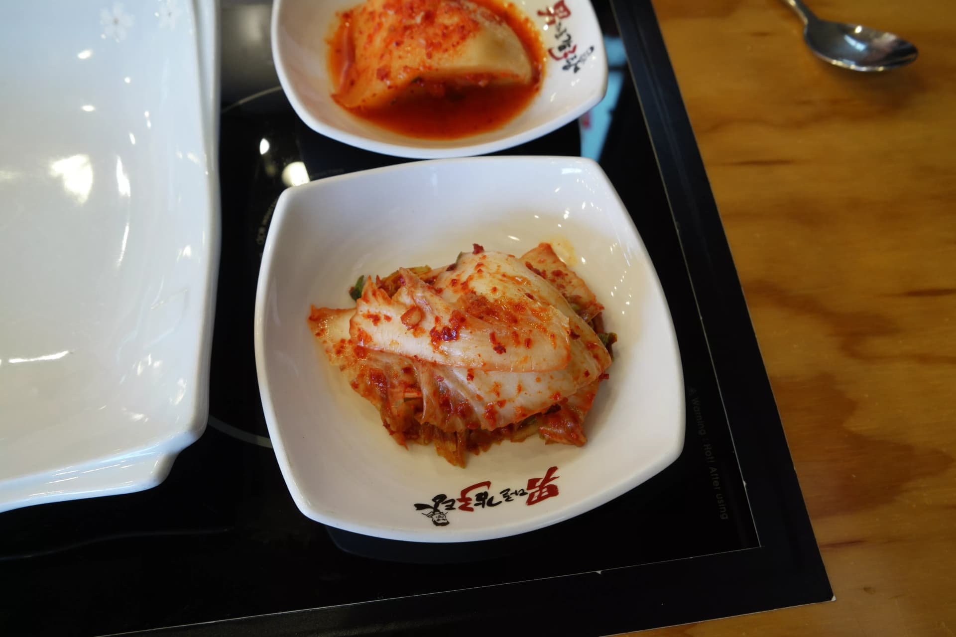 Sary akaiky ny kimchi kapoaka mena fermenté tsara — feno ranon'ny mena | 하이제이에스비