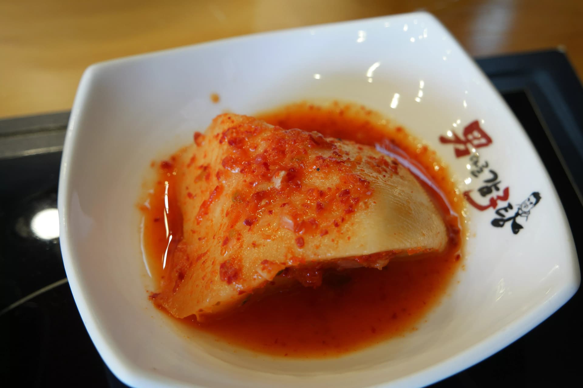 Kkakdugi — radisy tapaka sariny madinika sy ny marinade mena voakala | 하이제이에스비