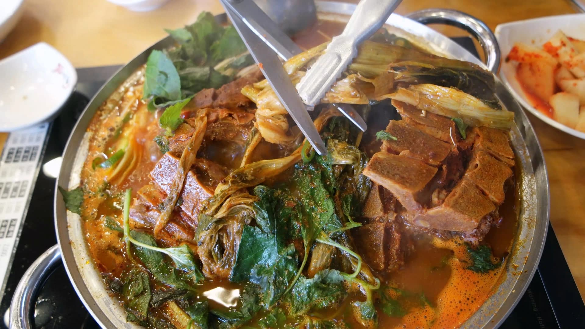 Siraghi nalaina avy amin'ny gamjatang eo amin'ny tavaratra, vonona hotsipahina amin'ny sotrokomby | 하이제이에스비