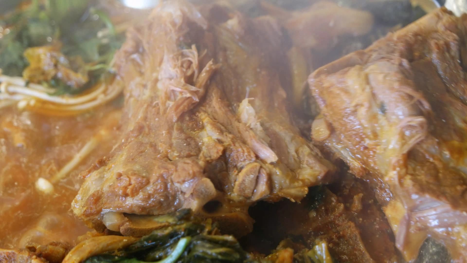 Sary akaiky ny taolana lamosina kisoa ao anatin'ny soup gamjatang — fijery avy eo anoloana | 하이제이에스비