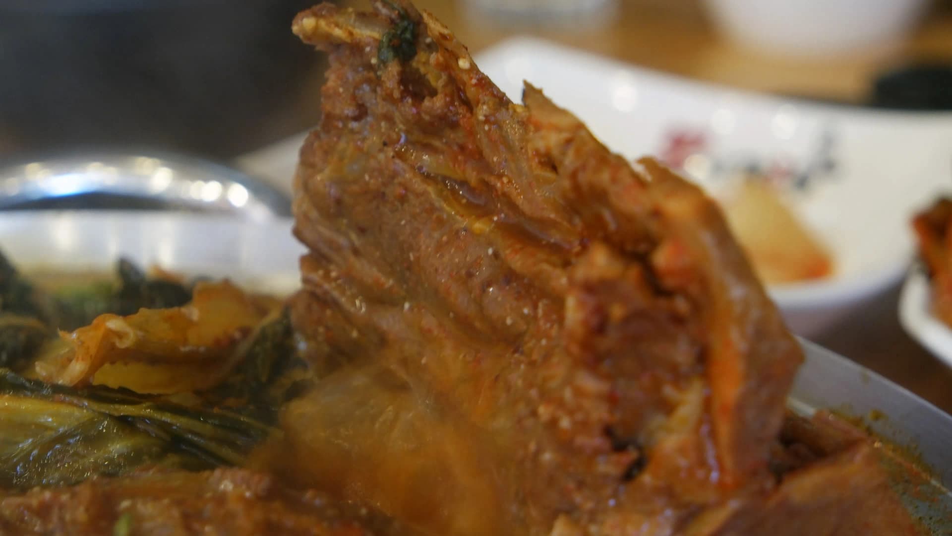 Taolana lamosina kisoa avy amin'ny lafiny hafa — hena mibahana eo amin'ny taolana hita mazava | 하이제이에스비