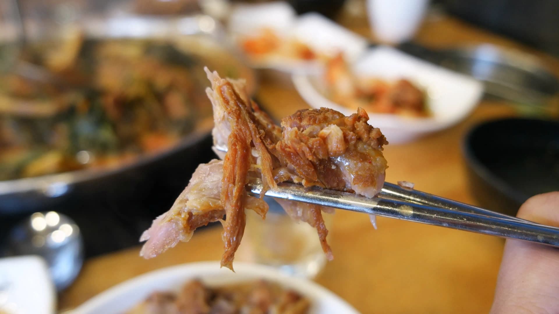 Sary kalitao ny gamjatang — taolana lamosina kisoa natsangana amin'ny chopsticks | 하이제이에스비