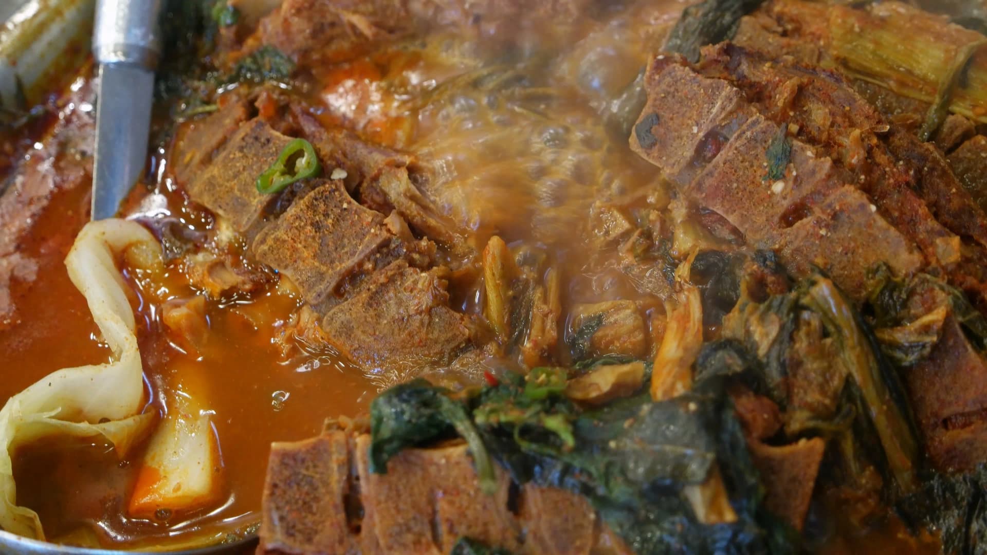 Sary akaiky ny soup gamjatang nangotrahina ela — ny loko dia lalina kokoa ary ny soup mavesatra kokoa | 하이제이에스비