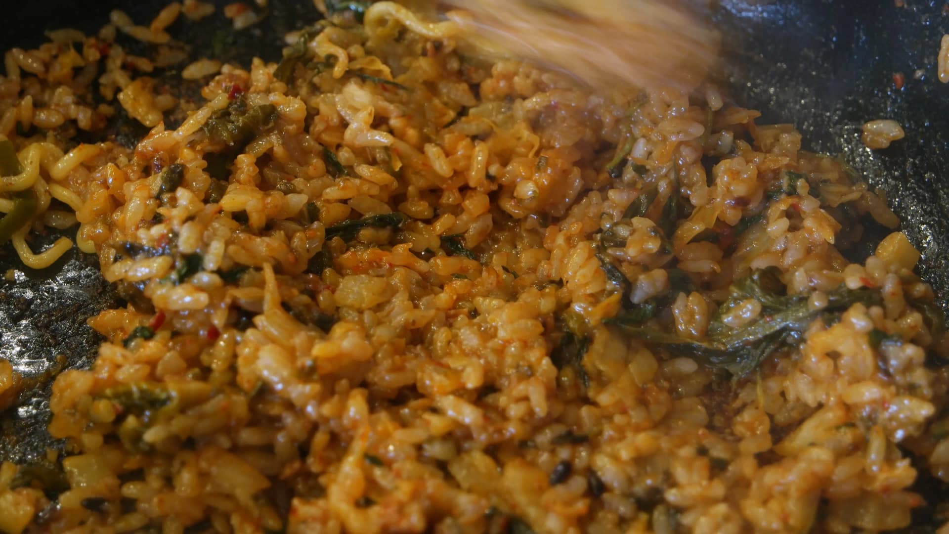 Ny fomba fanaosoavana ny vary voasoa gamjatang ao anatin'ny vilany — ny spatule mihetsika | 하이제이에스비