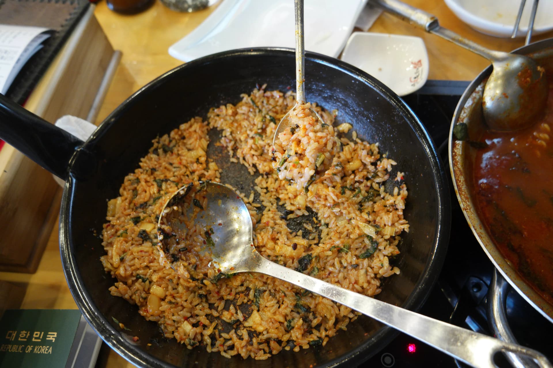 Ny vary voasoa gamjatang vita — vilany gamjatang sy fisaina Korea hita eo amin'ny latabatra | 하이제이에스비