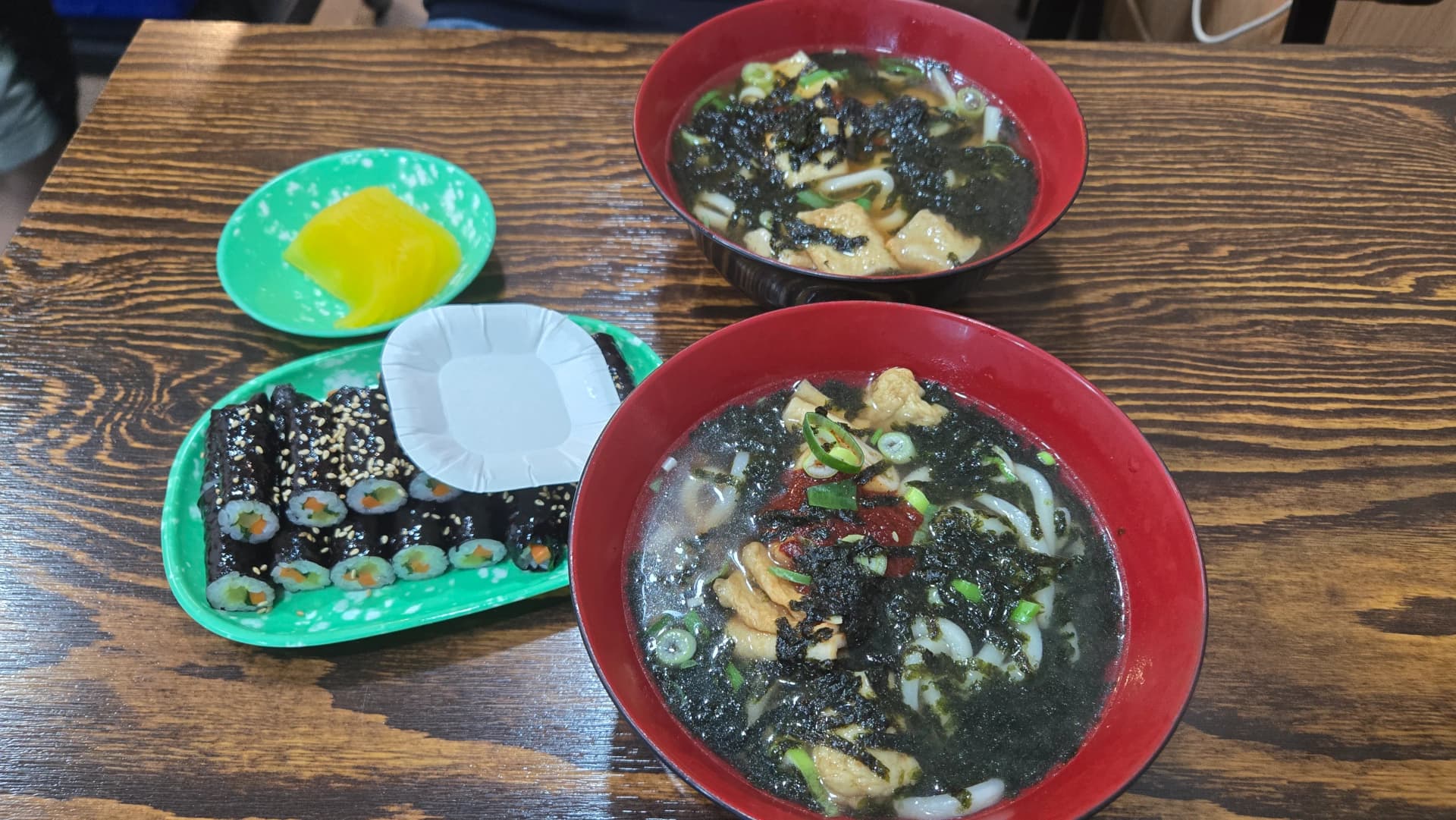 ಬುನ್ಸಿಕ್ ಅಂಗಡಿಯಲ್ಲಿ ಎರಡು ಬಟ್ಟಲು ಕೊರಿಯನ್ ಮಾರ್ಕೆಟ್ ಉಡಾನ್ ಜೊತೆಗೆ ಕೊಮಾ ಗಿಂಬಾಪ್ ಮತ್ತು ಉಪ್ಪಿನಕಾಯಿ ಮೂಲಂಗಿ | 하이제이에스비