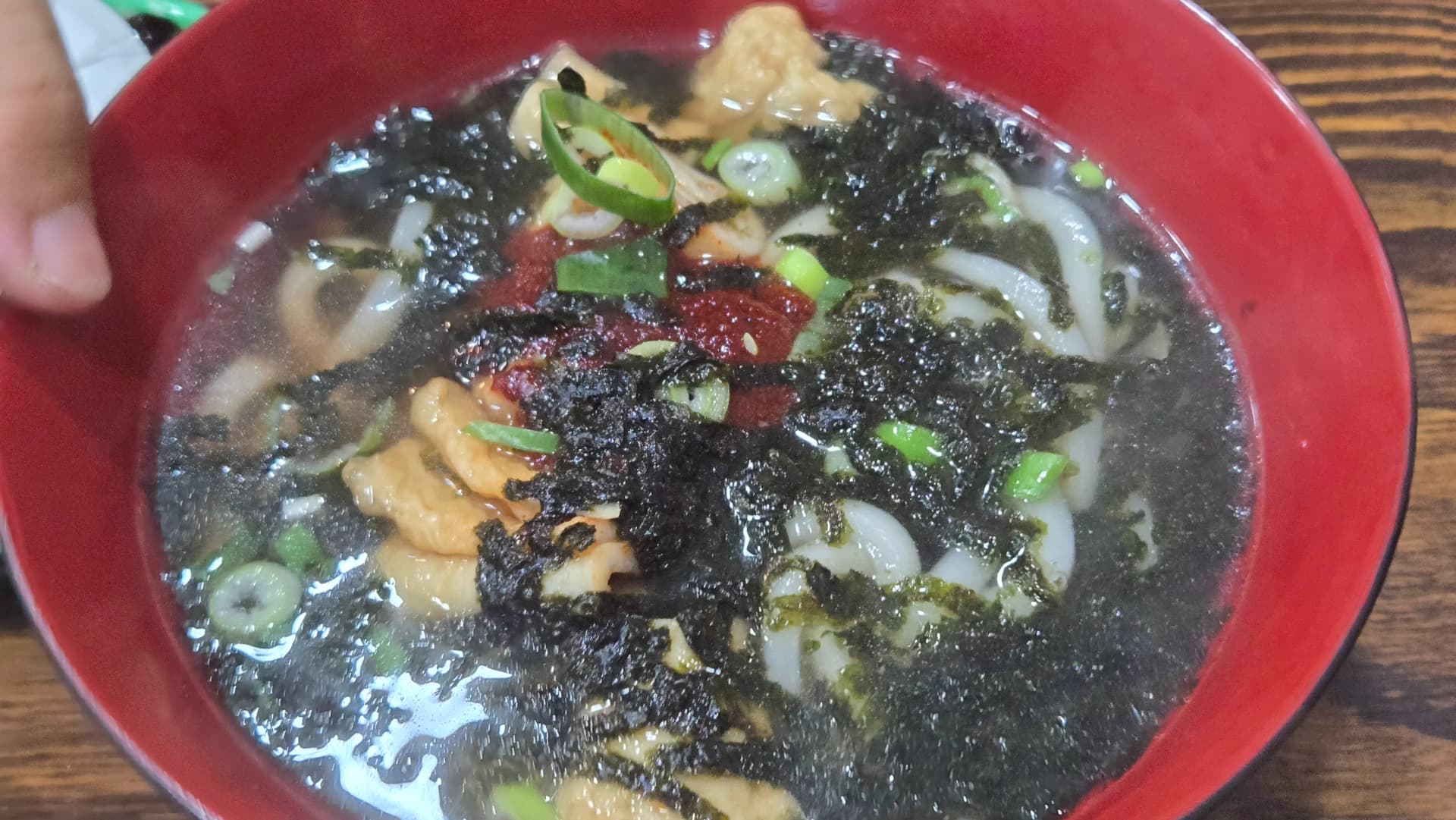 ಕೊರಿಯನ್ ಉಡಾನ್ ಮೇಲಿನ ಕೆಂಪು ಮೆಣಸಿನ ಮಸಾಲೆ ಪೇಸ್ಟ್ ಕ್ಲೋಸ್‌ಅಪ್ | 하이제이에스비