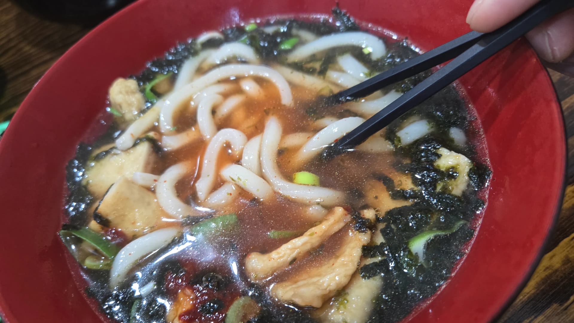 ಮಸಾಲೆ ಪೇಸ್ಟ್ ಮಿಕ್ಸ್ ಮಾಡಿದ ಕೊರಿಯನ್ ಮಾರ್ಕೆಟ್ ಉಡಾನ್ – ಕೆಂಪು ಸಾರಿನಲ್ಲಿ ನೂಡಲ್ಸ್ ಮತ್ತು ಮೀನಿನ ಕೇಕ್ | 하이제이에스비