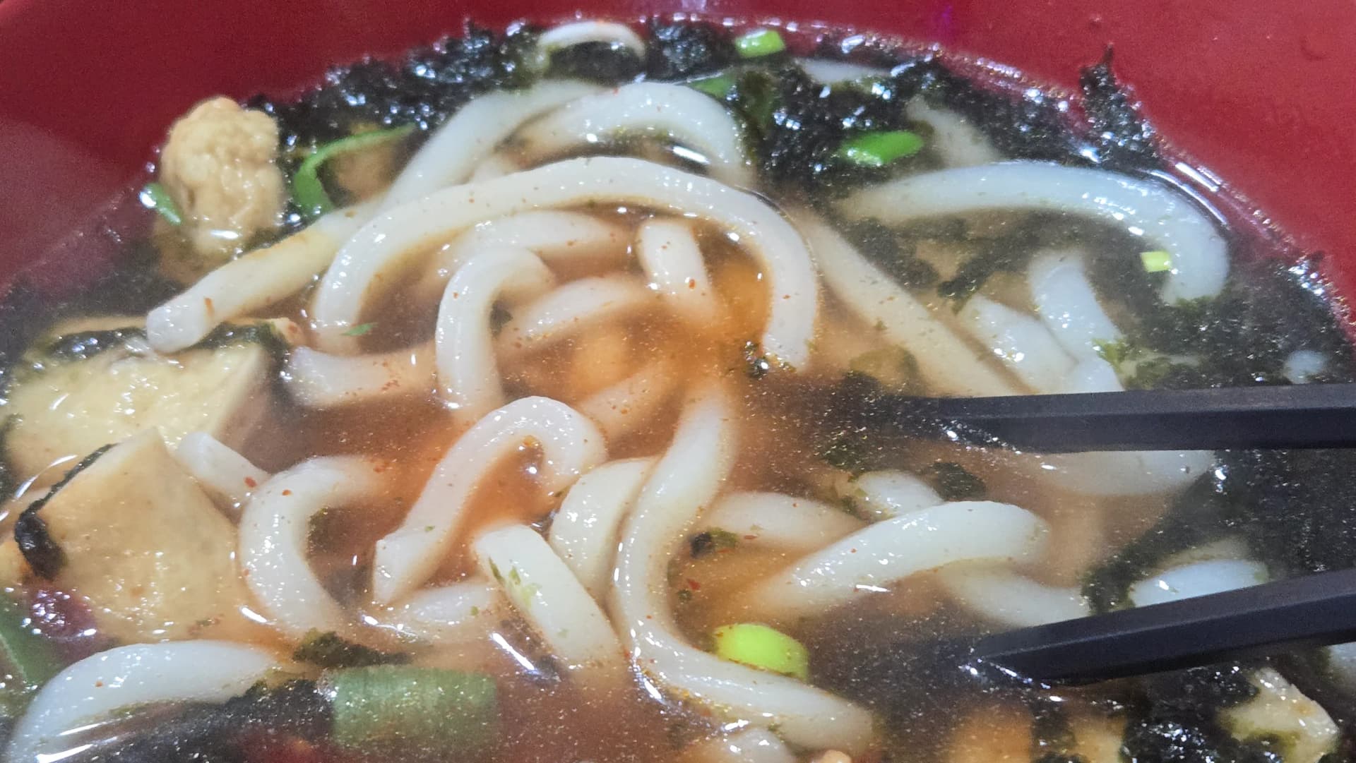 ಉಡಾನ್ ನೂಡಲ್ಸ್ ಮೇಲೆ ಮೆಣಸಿನ ಹುಡಿ ಕಣಗಳ ಕ್ಲೋಸ್‌ಅಪ್ | 하이제이에스비