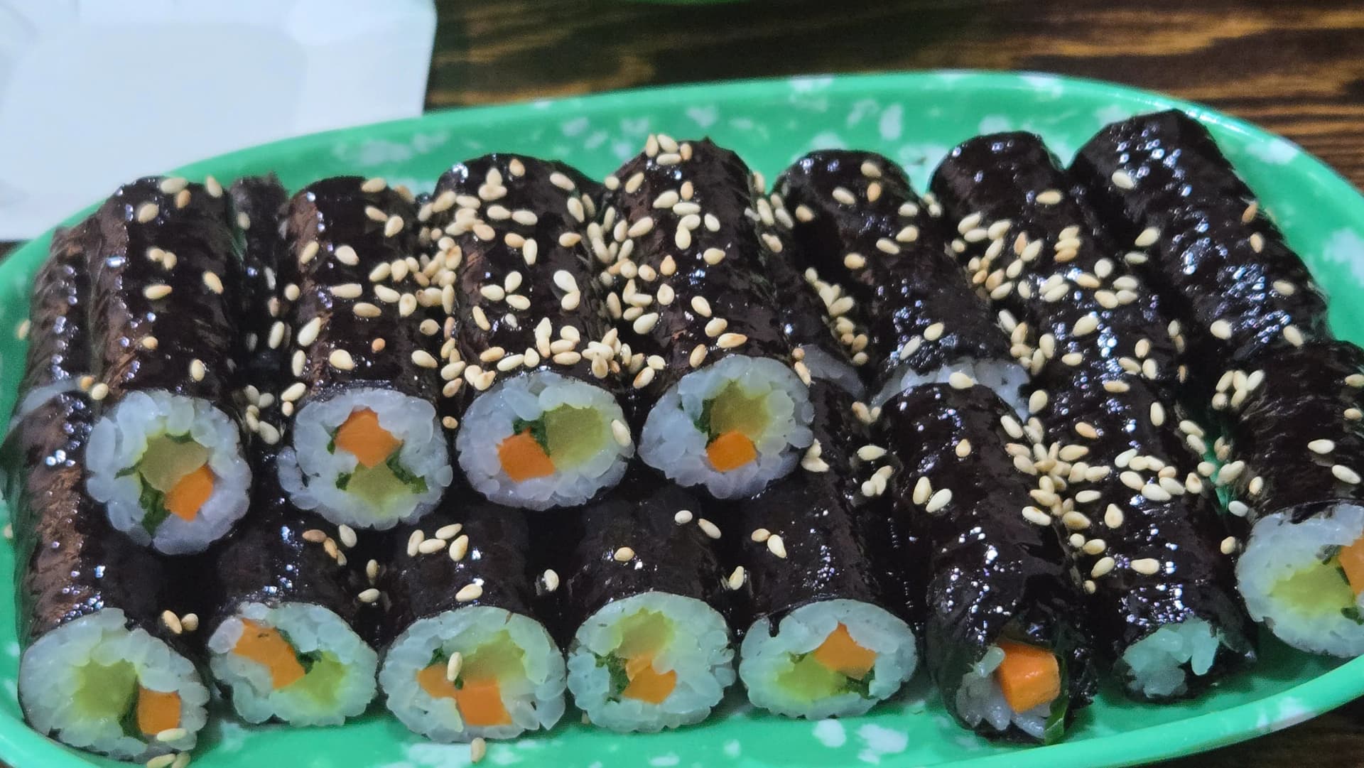 ಕೊಮಾ ಗಿಂಬಾಪ್ ಕ್ರಾಸ್ ಸೆಕ್ಷನ್ – ಎಳ್ಳು, ಕ್ಯಾರೆಟ್ ಮತ್ತು ಪಾಲಕ್ ಕ್ಲೋಸ್‌ಅಪ್ | 하이제이에스비