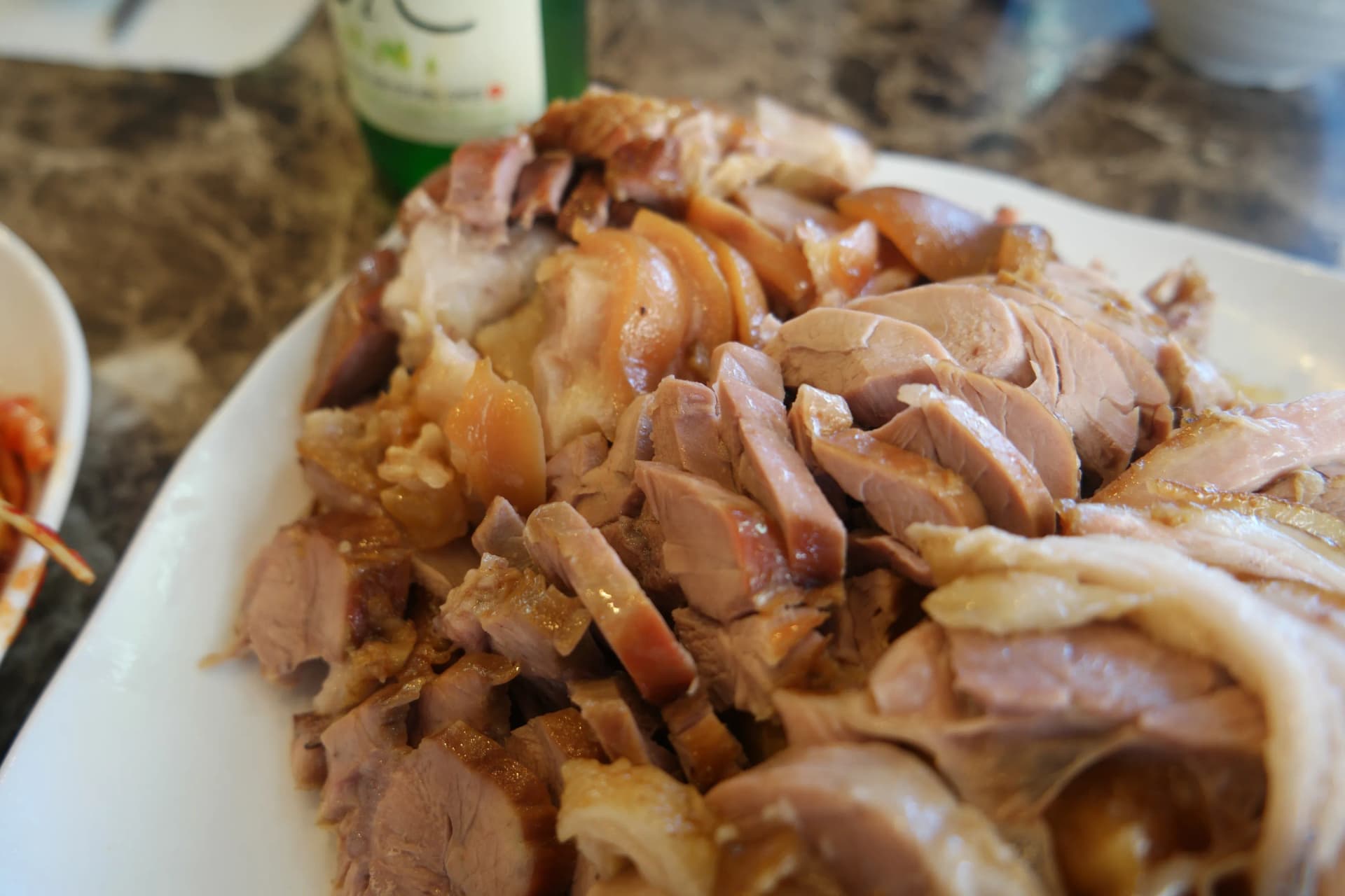 Koreansk jokbal med fremtrædende kødsnit — tæt skårede skiver med dybt indtrængt sojamarinade | 하이제이에스비