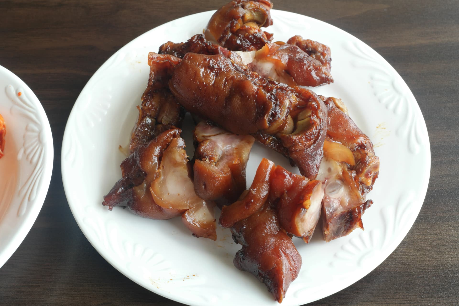 Mini-jokbal — helt forben med knogle, dyb rødlig-brun glans og intens marinadecoating | 하이제이에스비