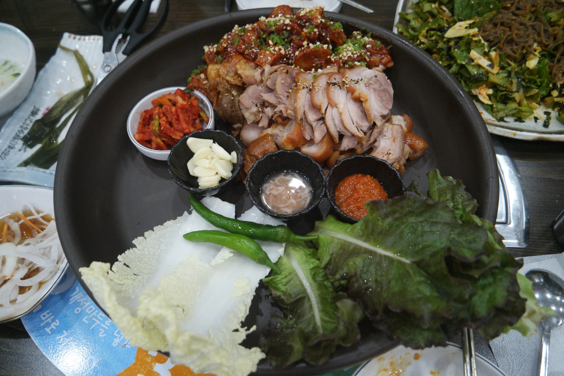 Halvt-og-halvt jokbal — klassisk og stærk jokbal på samme tallerken, halvt af hver | 하이제이에스비