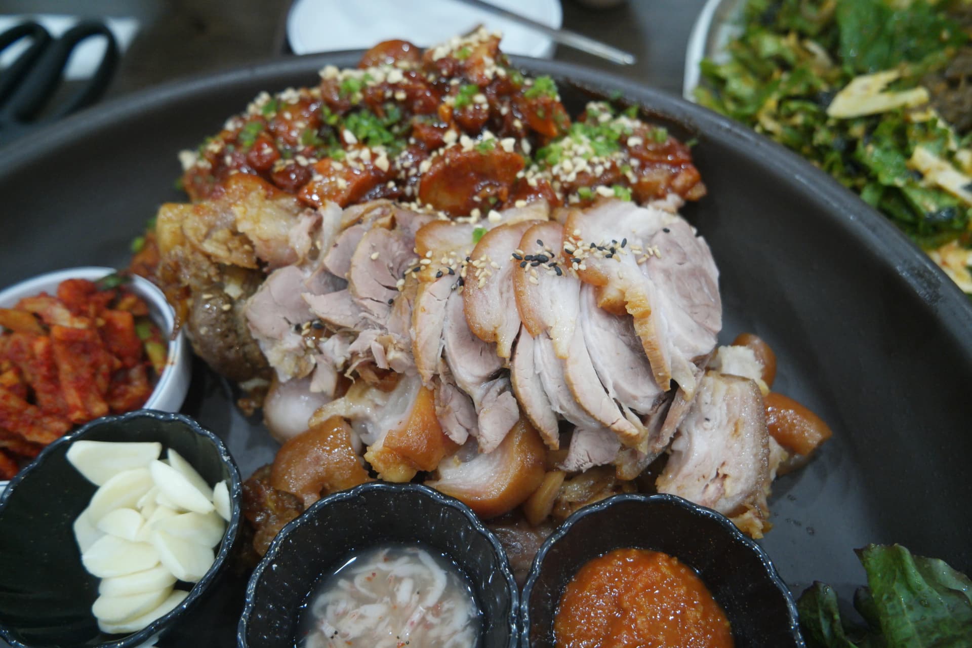 Tilbehørssæt til koreansk jokbal — rejepasta, ssamjang, hvidløg, chili, salat og perilablade | 하이제이에스비