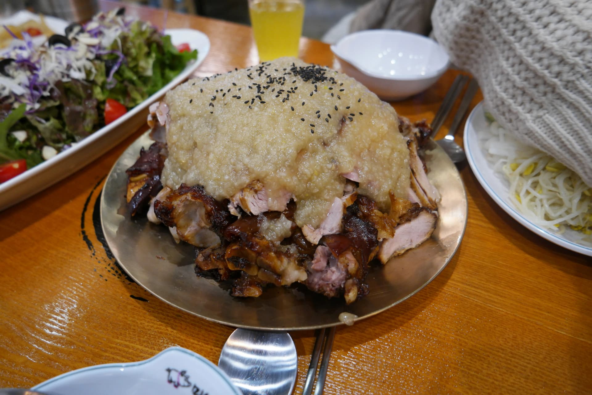 Hvidløgs-jokbal — specialversion med rigeligt revet hvidløg oven på grisefødder | 하이제이에스비