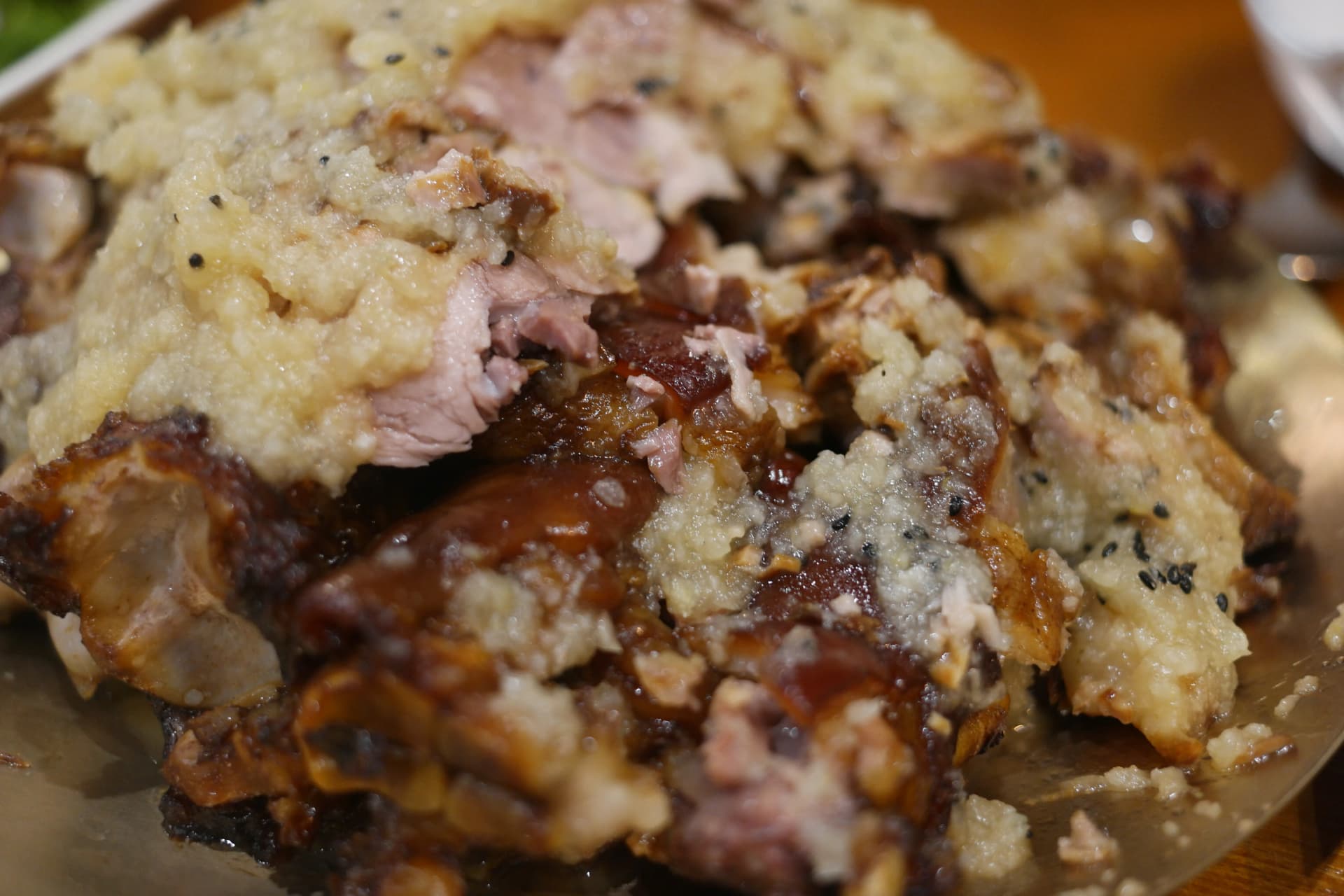 Hvidløgs-jokbal halvt spist — tykt lag revet hvidløg med rigelig kødssaft på tallerkenen | 하이제이에스비