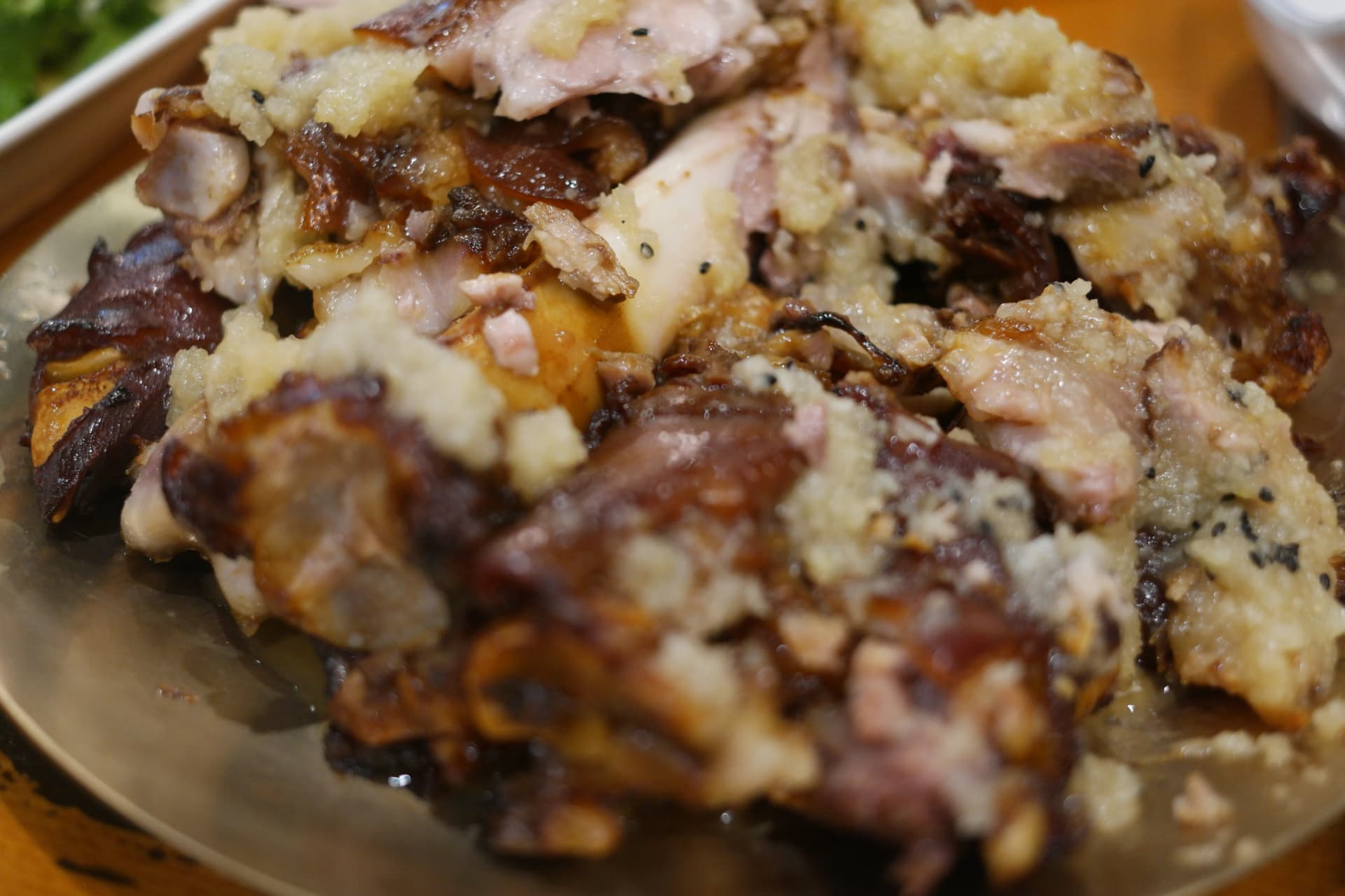 Hvidløgs-jokbal mod slutningen af måltidet — hvidløg og marinade fuldstændigt blandet, intens aroma | 하이제이에스비