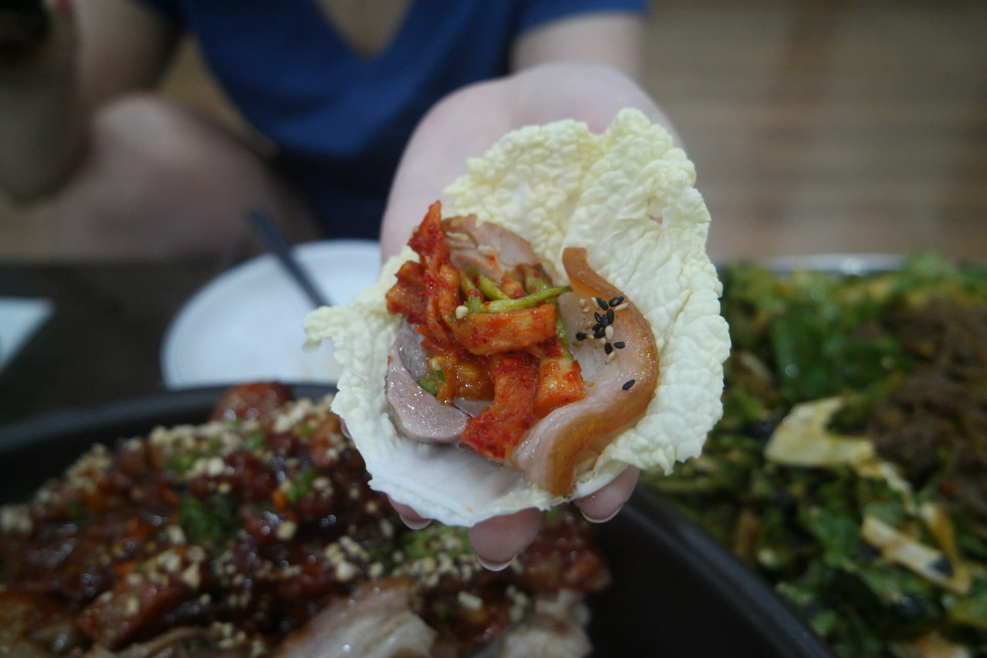 Sådan spiser man jokbal — kødstykke og kimchi på kålblad med rejepasta, pakket til én mundfuld | 하이제이에스비