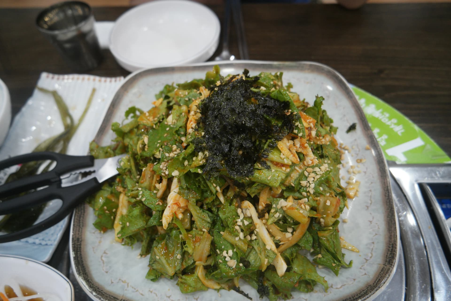 Makguksu — koreanske boghvedenudler med finthakkede grøntsager og dressingsauce, jokbalens perfekte ledsager | 하이제이에스비