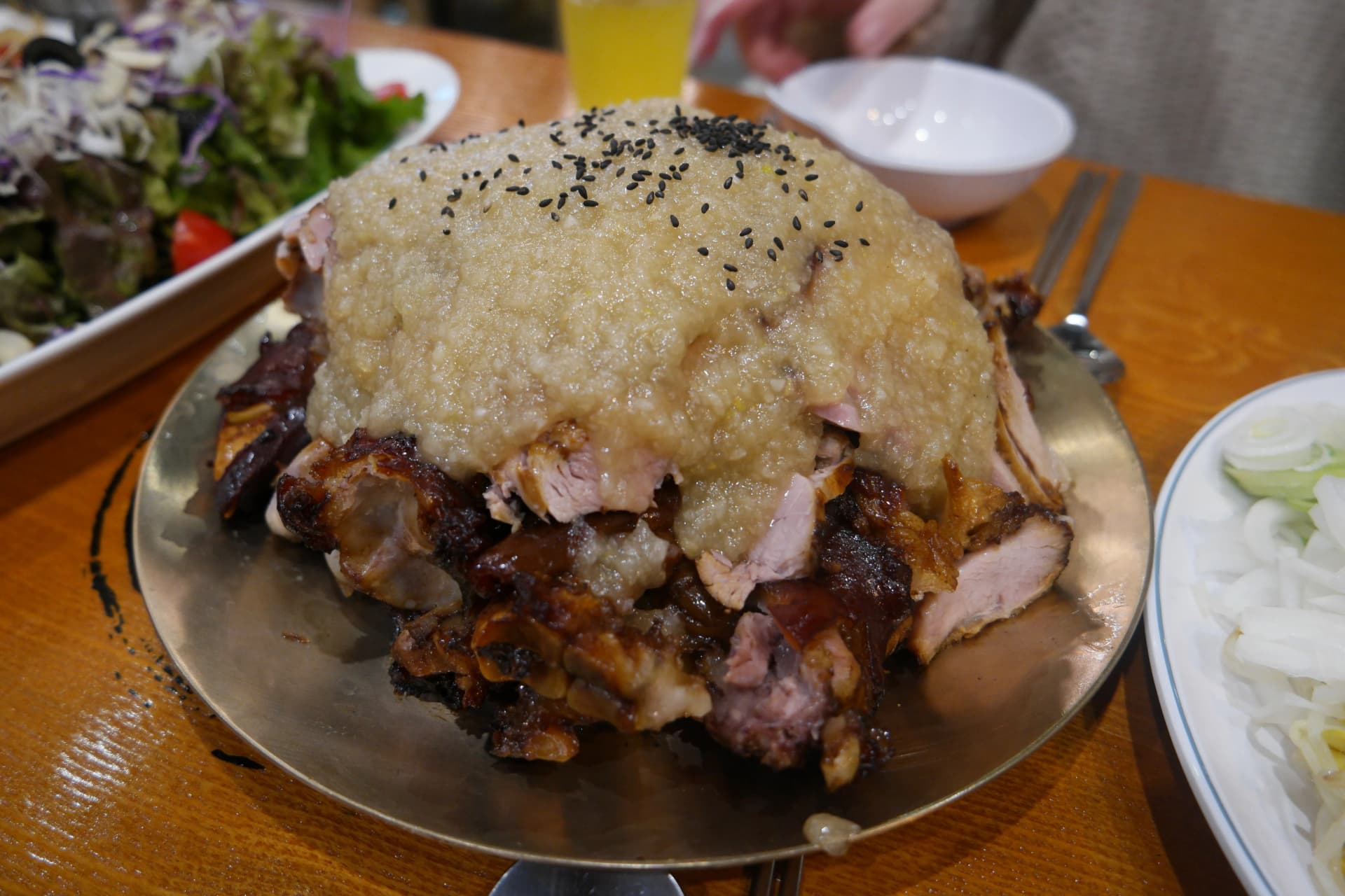 Hvidløgs-jokbal i sin helhed — grisefødder med rigeligt revet hvidløg ovenpå | 하이제이에스비