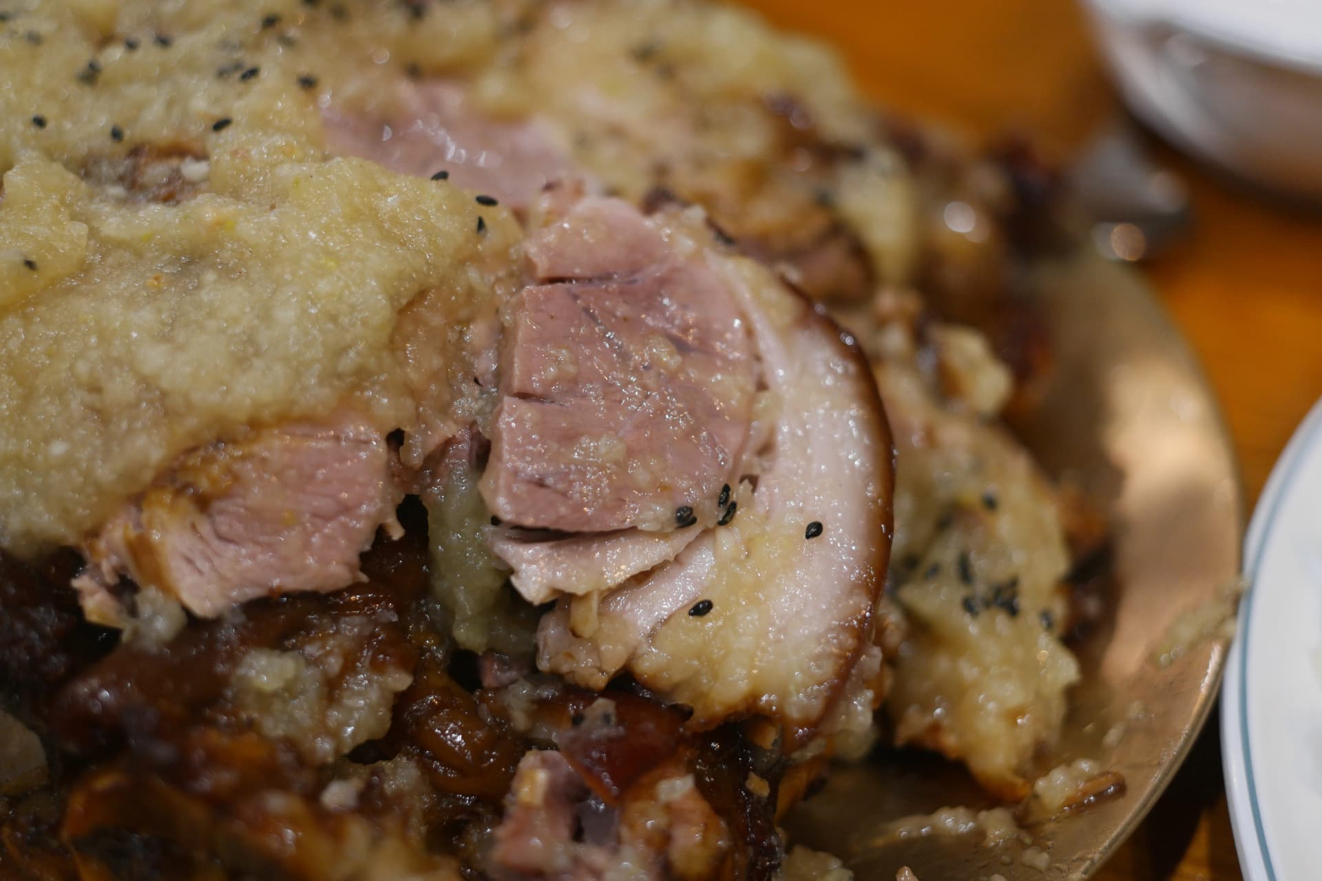 Nærbillede af hvidløgs-jokbal tværsnit — hvidløg og kødets indre lag | 하이제이에스비