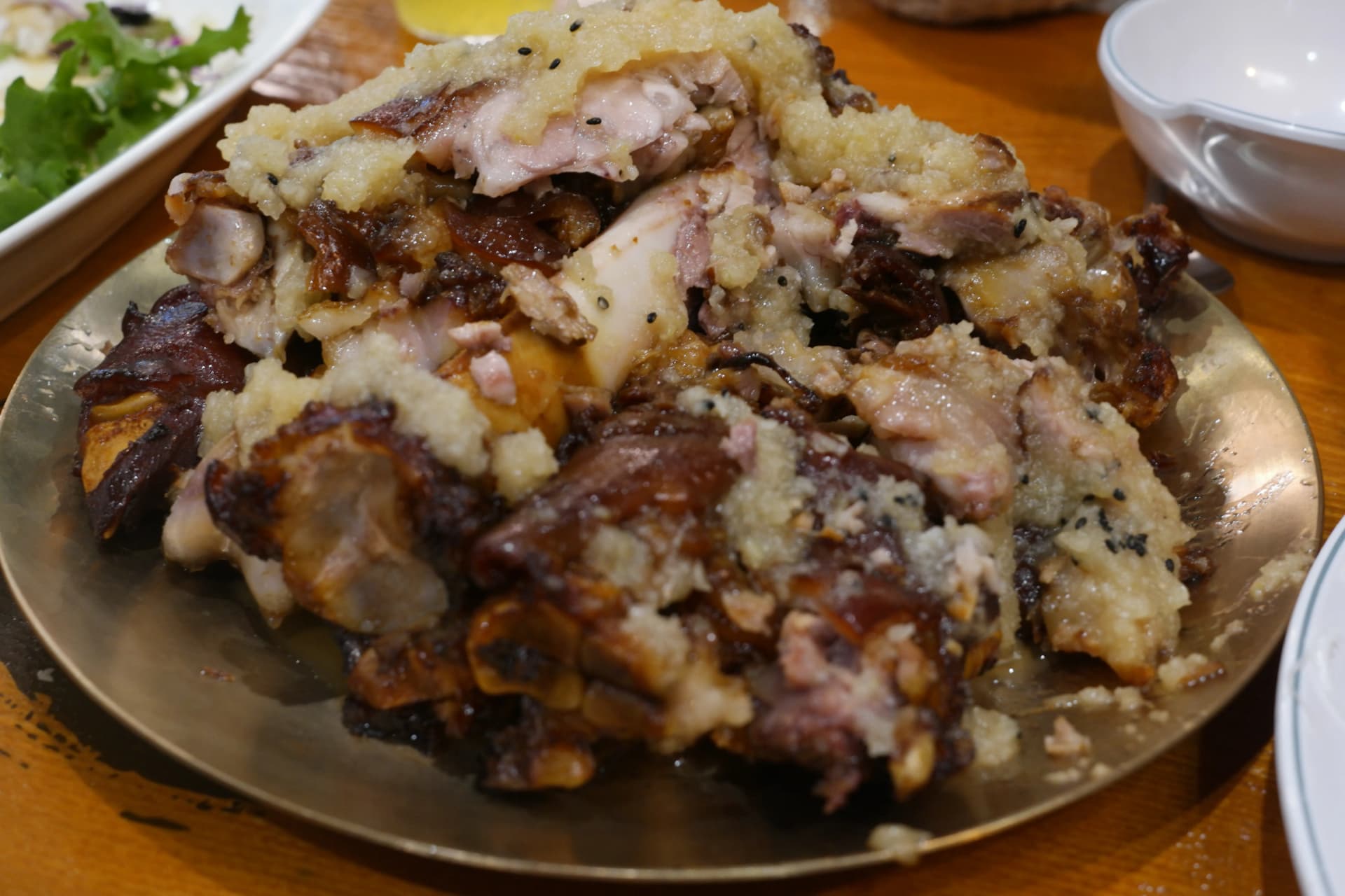 Hvidløgs-jokbal under spisning — hvidløg og kødssaft blandet sammen | 하이제이에스비