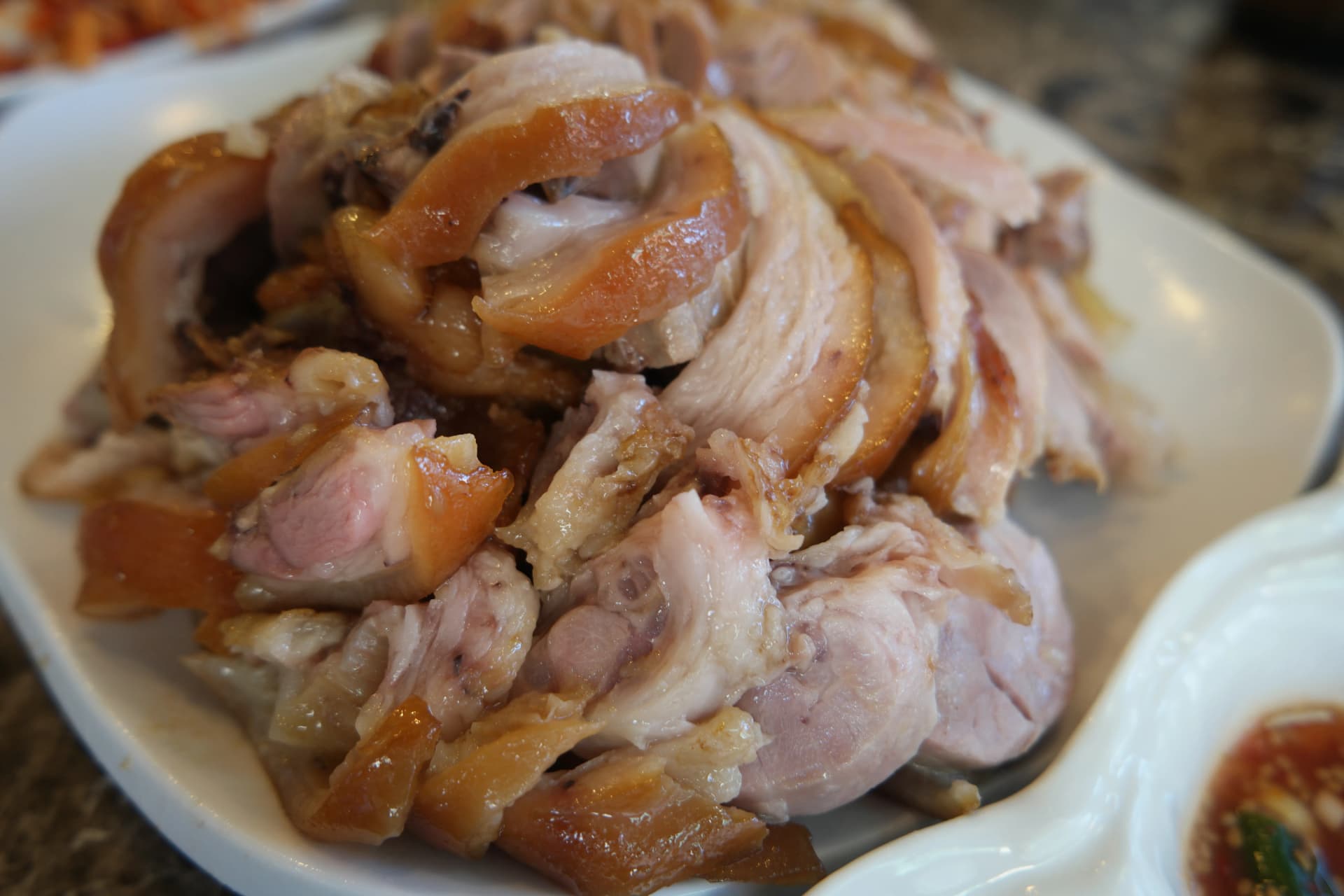 Klassisk jokbal på tallerken — sojasauce-kogte grisefødder smukt anrettet | 하이제이에스비