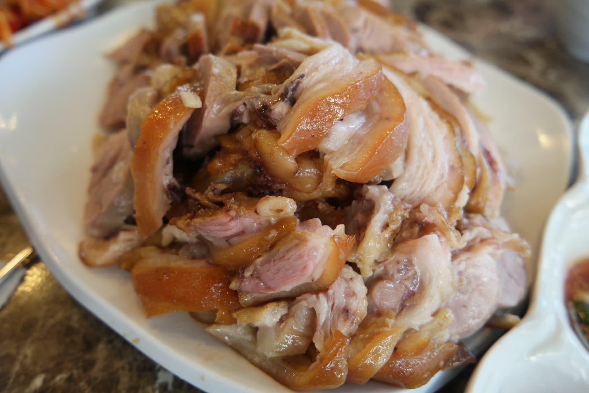 Jokbal svær og kød — lag af sej svær og blødt kød stablet i tværsnit | 하이제이에스비