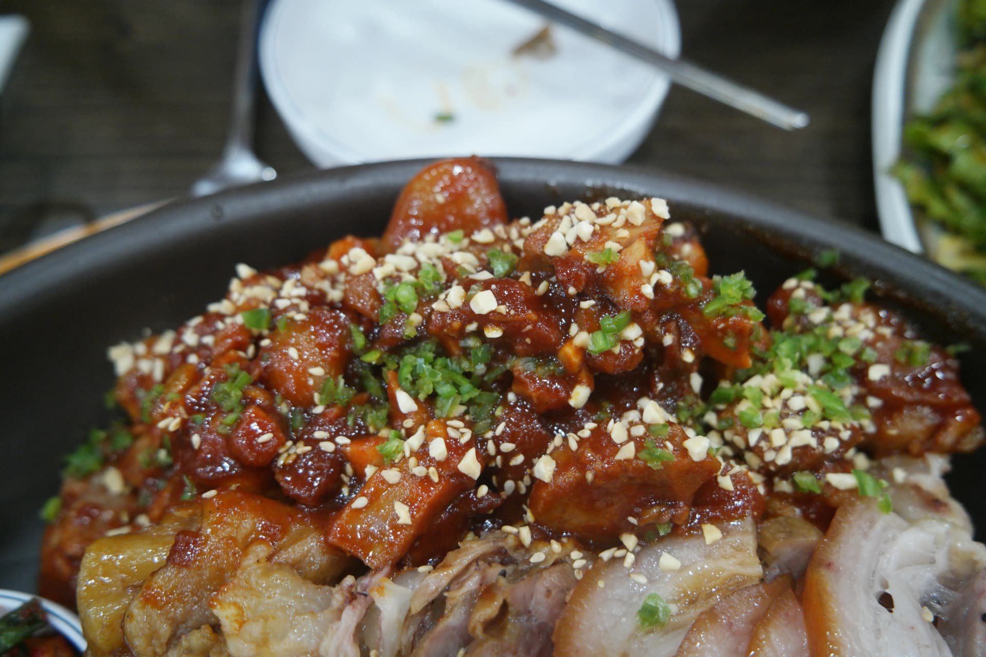 Stærk jokbal i sin helhed — med forårsløg og sesamfrø på toppen | 하이제이에스비