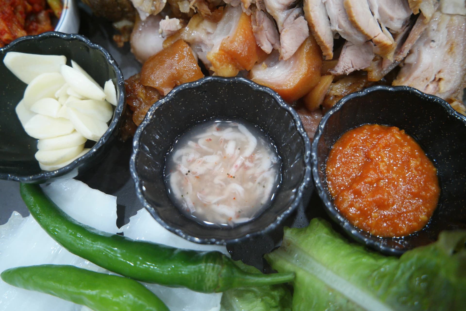 Tilbehør til koreanske grisefødder — rejepasta, ssamjang, hvidløg og chili | 하이제이에스비