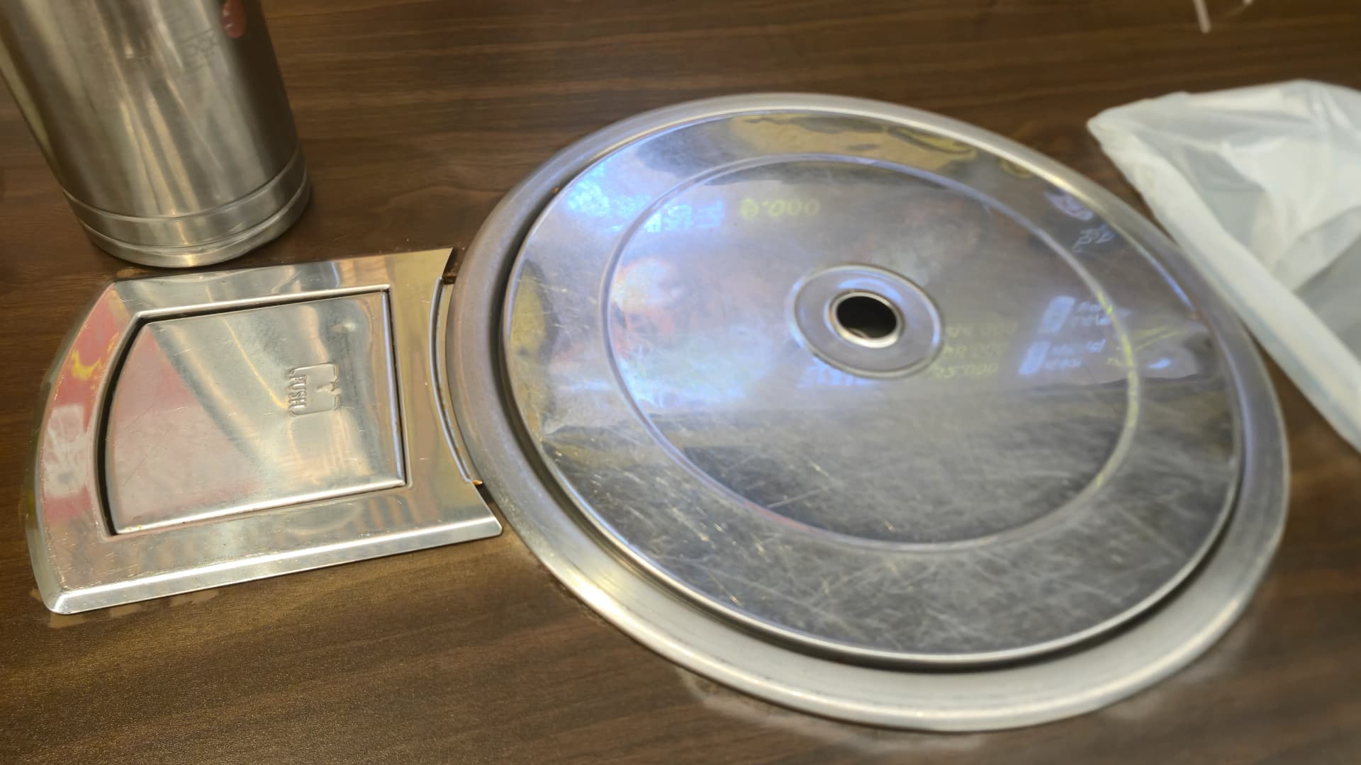 ການຈັດໂຕະຊຸບກະດູກໝູ ມີເຕົາແກັສຝາປິດ ແລະ ໝໍ້ຫີນວາງຢູ່ດ້ານເທິງ | 하이제이에스비