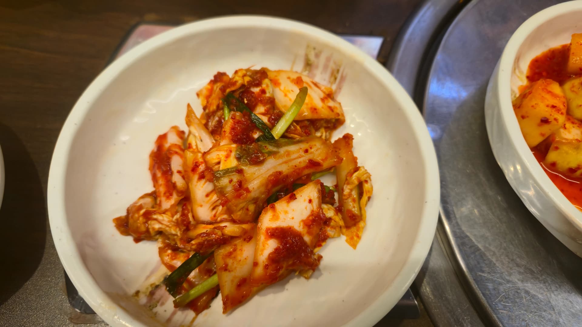 ຄລິບໃກ້ໆຂອງກອດຈໍຣີ ກິມຈິຜັກກາດສົດທີ່ພຶ່ງເຮັດໃສ່ຈານ | 하이제이에스비