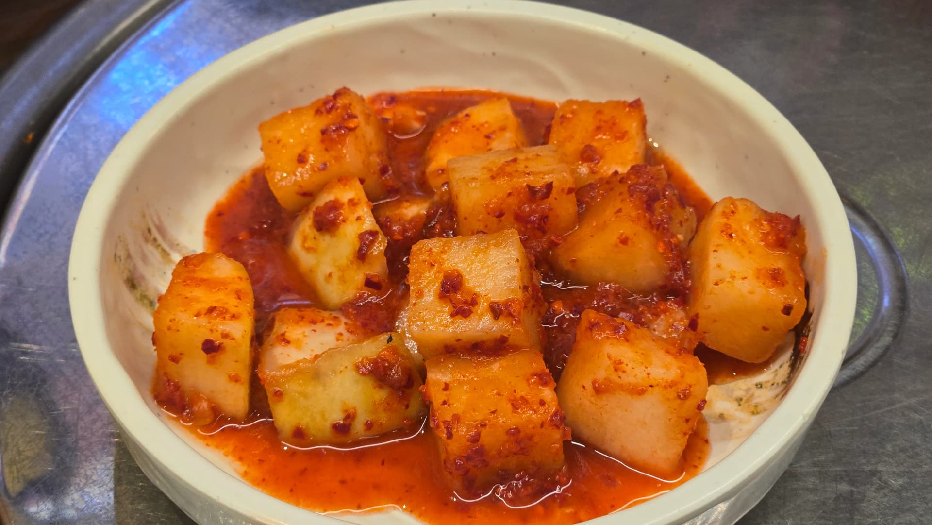 ຄລິບໃກ້ໆຂອງກັກດູກິ ກິມຈິຫົວໄຊເທົ້າຫັ່ນເປັນລູກເຕົ໋າຢູ່ໃນຈານ | 하이제이에스비