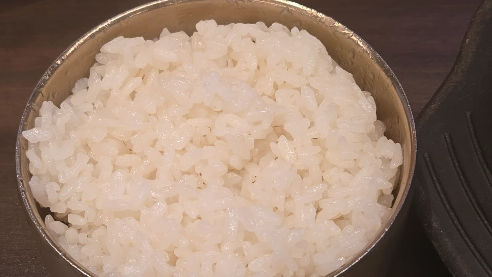 ເຂົ້າສວຍຂາວໃນຖ້ວຍສະແຕນເລດ ທີ່ເສີບມາພ້ອມຊຸບກະດູກໝູ | 하이제이에스비