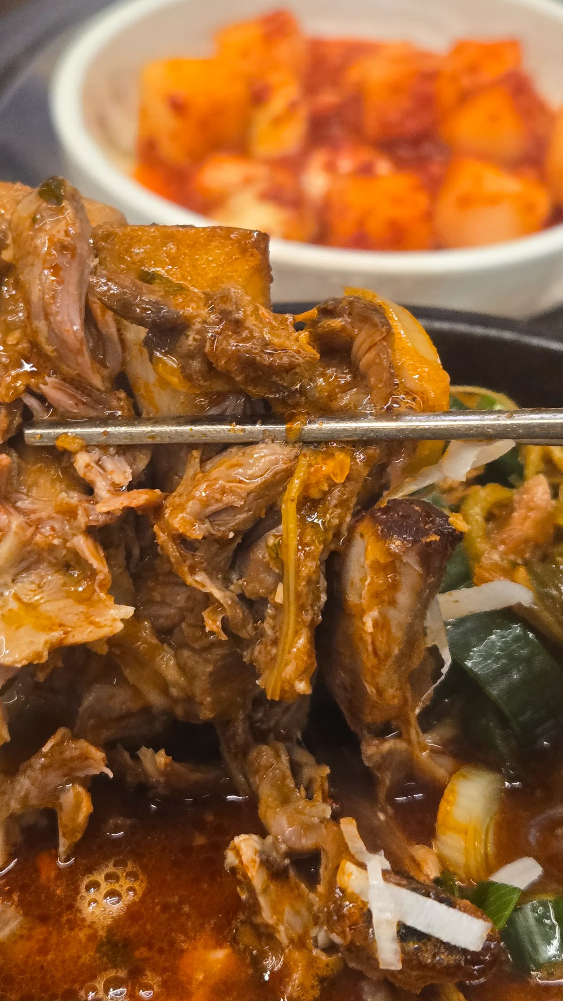 ພາບຕະກຽບຄີບຊີເຣກີ ແລະ ຊີ້ນໝູຂຶ້ນພ້ອມກັນເທິງໝໍ້ຊຸບກະດູກໝູ | 하이제이에스비