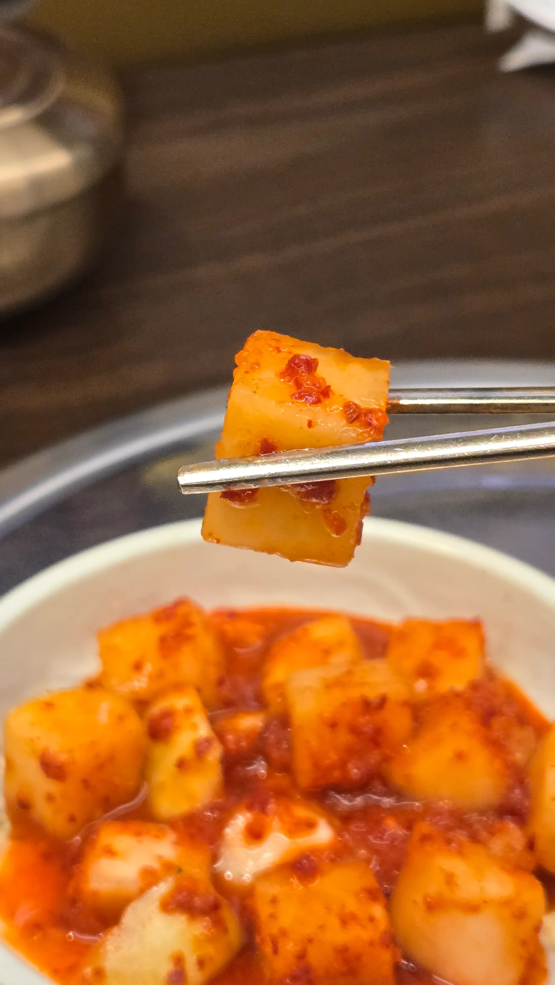 ຄລິບໃກ້ໆຂອງກັກດູກິ ຫົວໄຊເທົ້າຫັ່ນເປັນລູກເຕົ໋າຄຸກເຄື່ອງພິກ ເຫັນເນື້ອໃສຢູ່ຂ້າງໃນ | 하이제이에스비