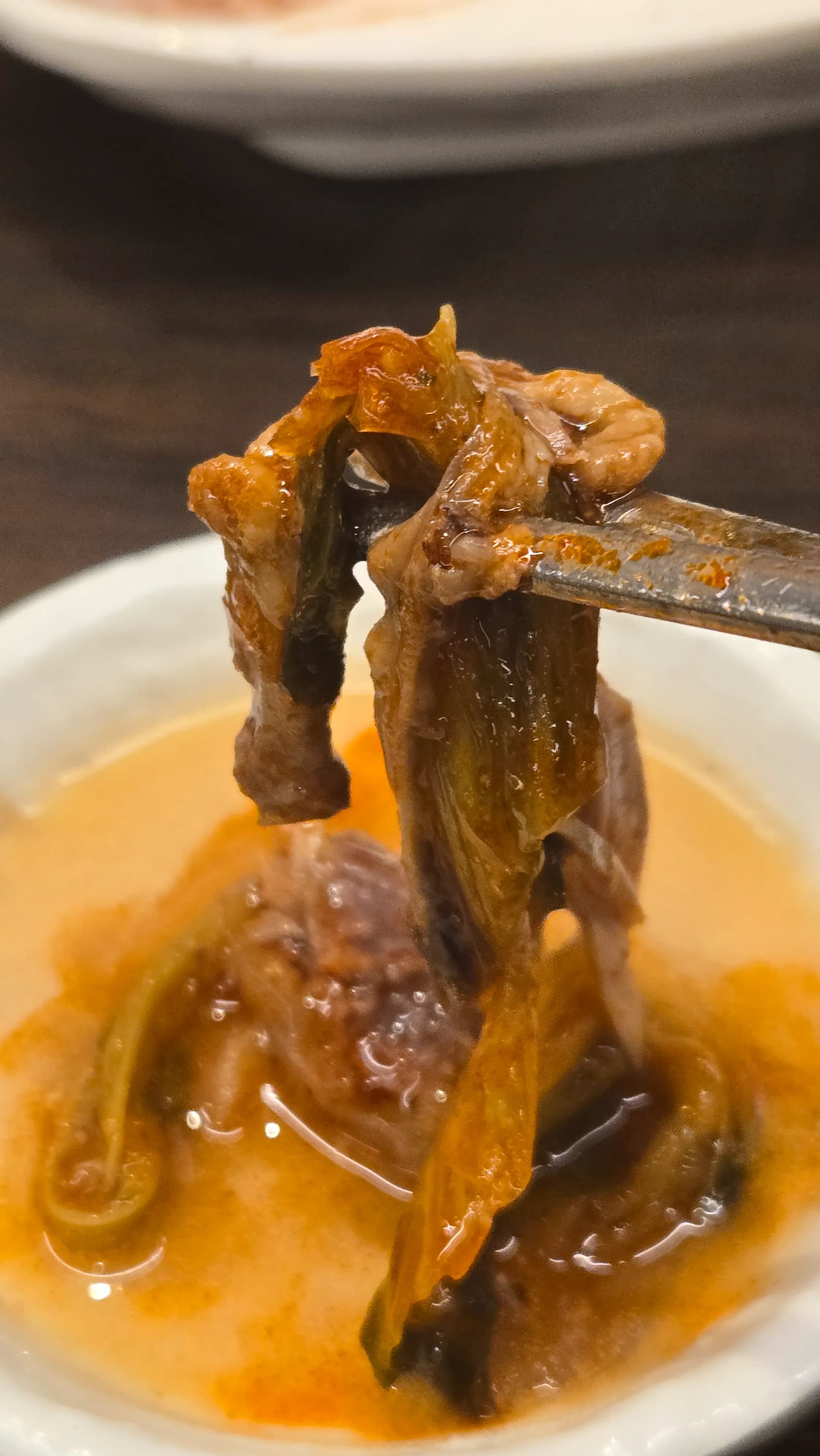 ກິມຈິສຸກທີ່ແຊ່ຢູ່ໃນນ້ຳກັກດູກິ ພ້ອມຊອສມັດສະຕາດ ເຫັນສີນ້ຳຕານເຂັ້ມຂອງກິມຈິໝັກ | 하이제이에스비