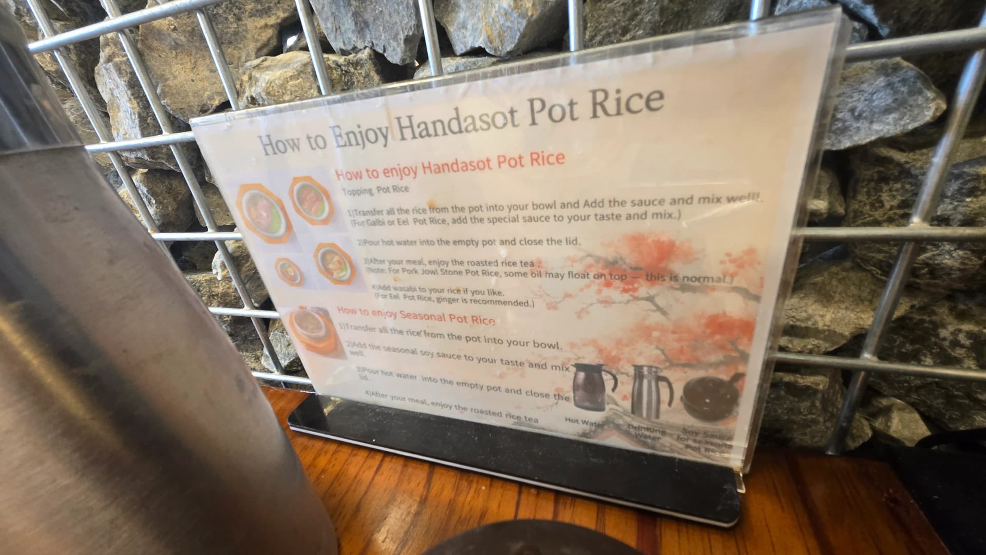 εσωτερικός χώρος Handasot με άνετα καθίσματα επαγωγικό τραπέζι και θέα στο Daereungwon | 하이제이에스비