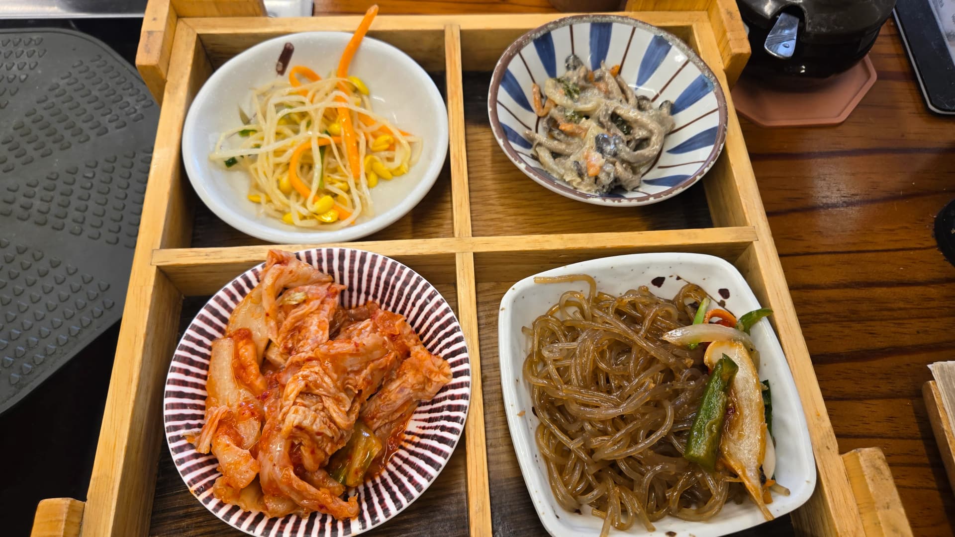 οθόνη αγγλικού μενού στο κιόσκι τραπεζιού σε κορεάτικο εστιατόριο | 하이제이에스비