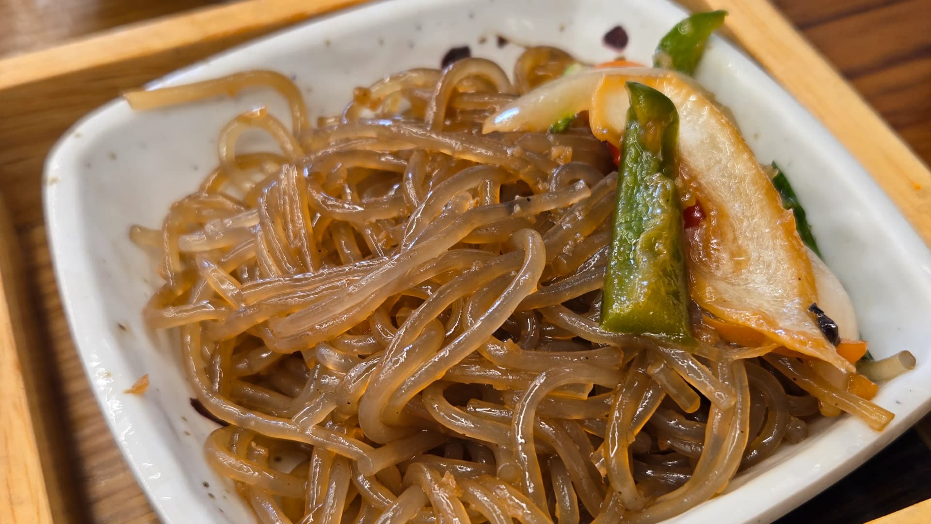 γυάλινα νουντλς με λαχανικά ως παραδοσιακό κορεάτικο συνοδευτικό στο Handasot | 하이제이에스비