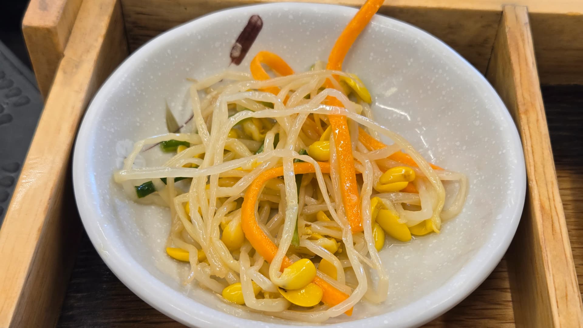 καρυκευμένα φύτρα φασολιών ως βασικό κορεάτικο συνοδευτικό στο Handasot | 하이제이에스비