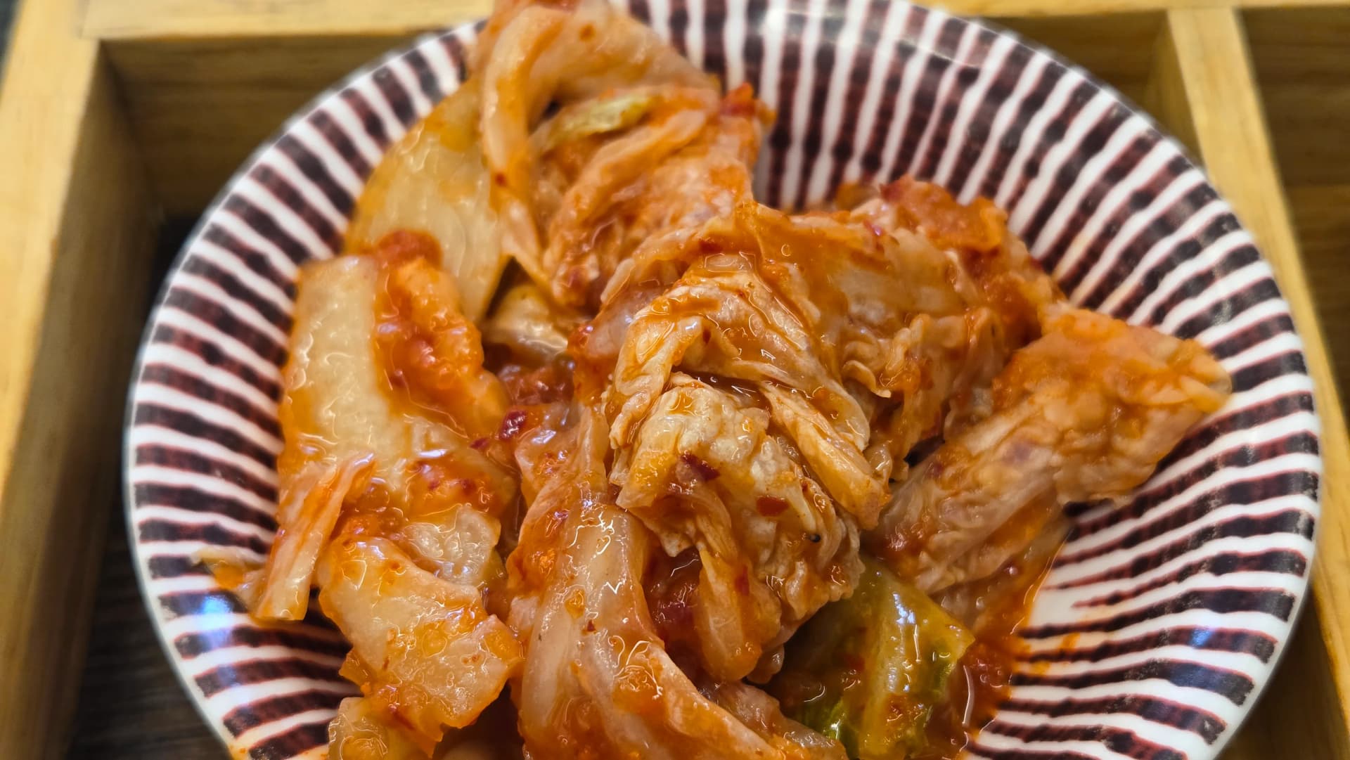 kimchi από λάχανο ως κλασικό ζυμωμένο κορεάτικο συνοδευτικό στο Handasot | 하이제이에스비