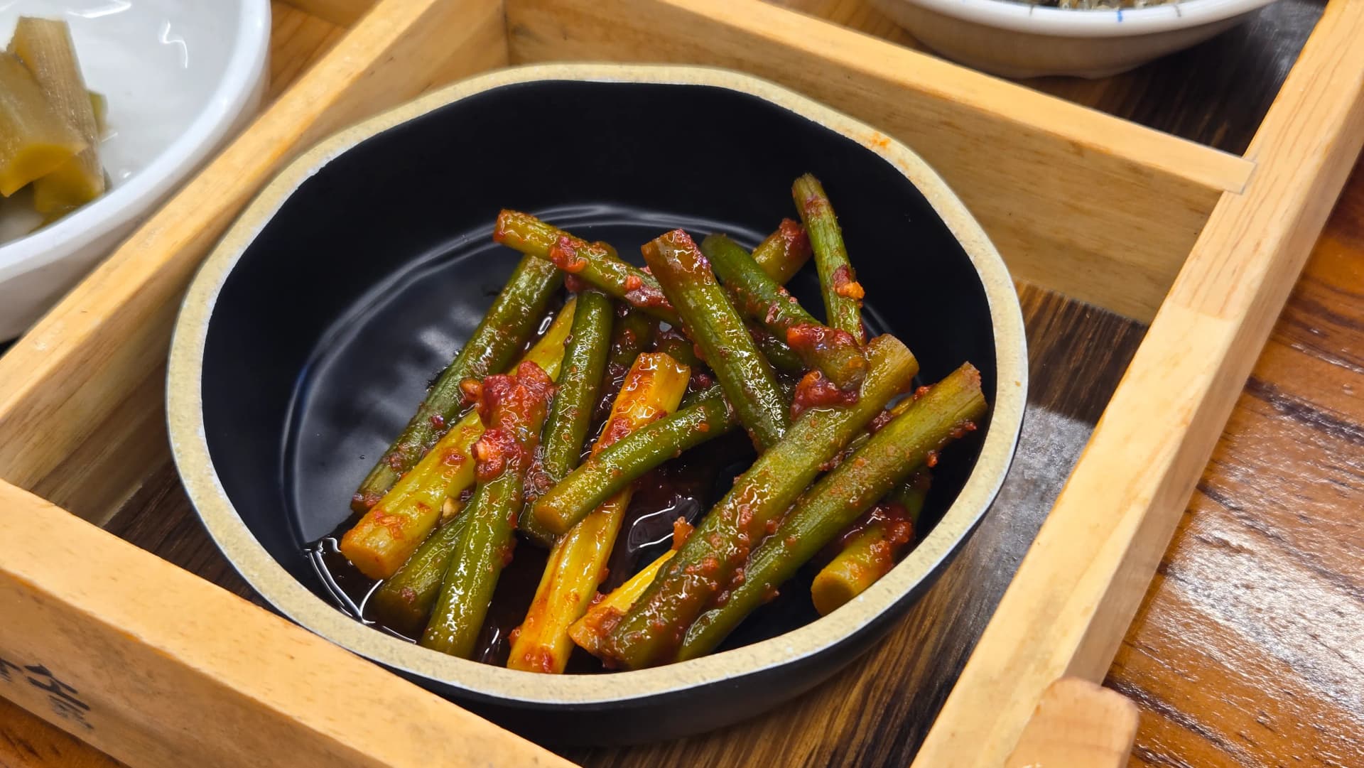 σοταρισμένα βλαστάρια σκόρδου ως κορεάτικο συνοδευτικό στο Handasot | 하이제이에스비