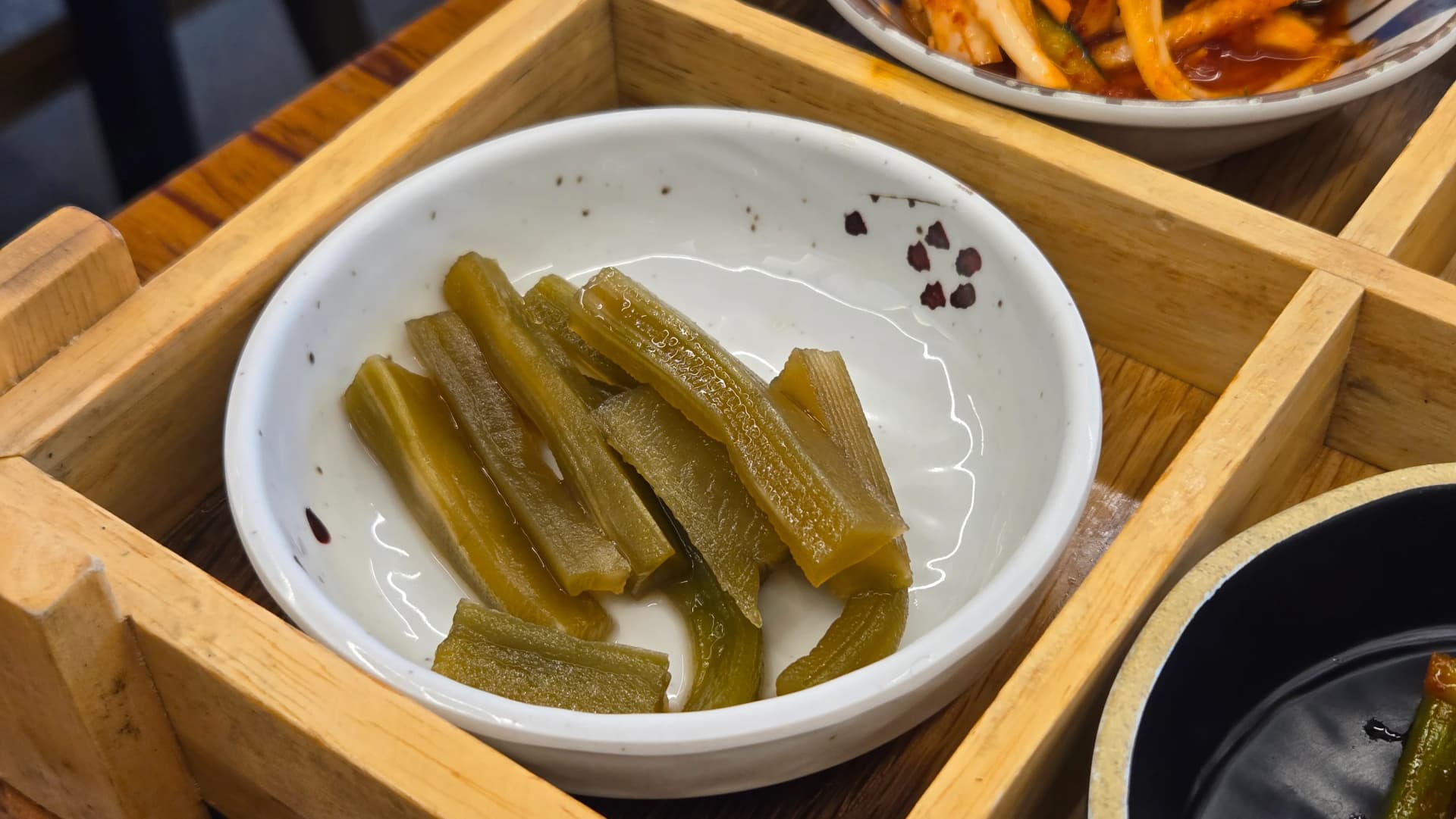 κορεάτικα τουρσιά σε σάλτσα σόγιας ως συνοδευτικό στο Handasot | 하이제이에스비