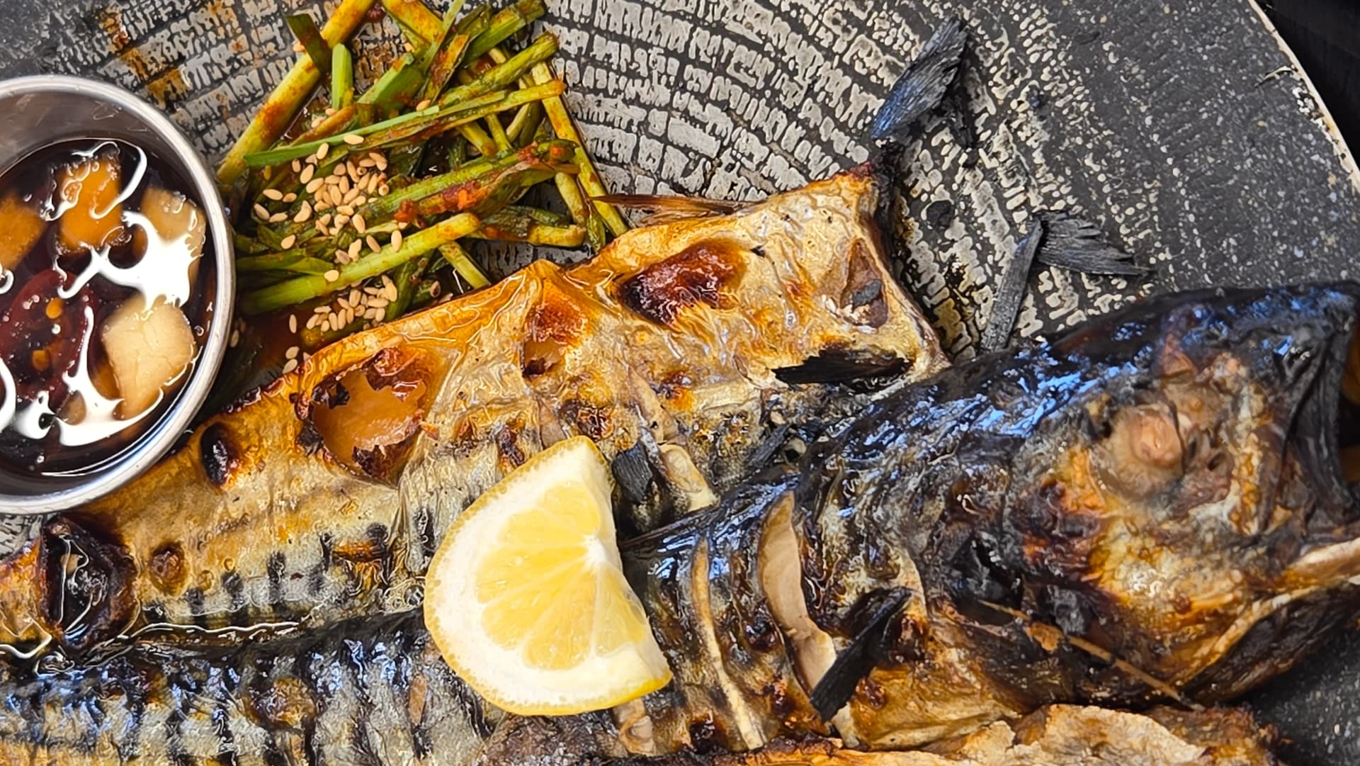 σετ γεύματος με ισπανικό σκουμπρί στη φωτιά κοντά στο Hwangridan-gil | 하이제이에스비